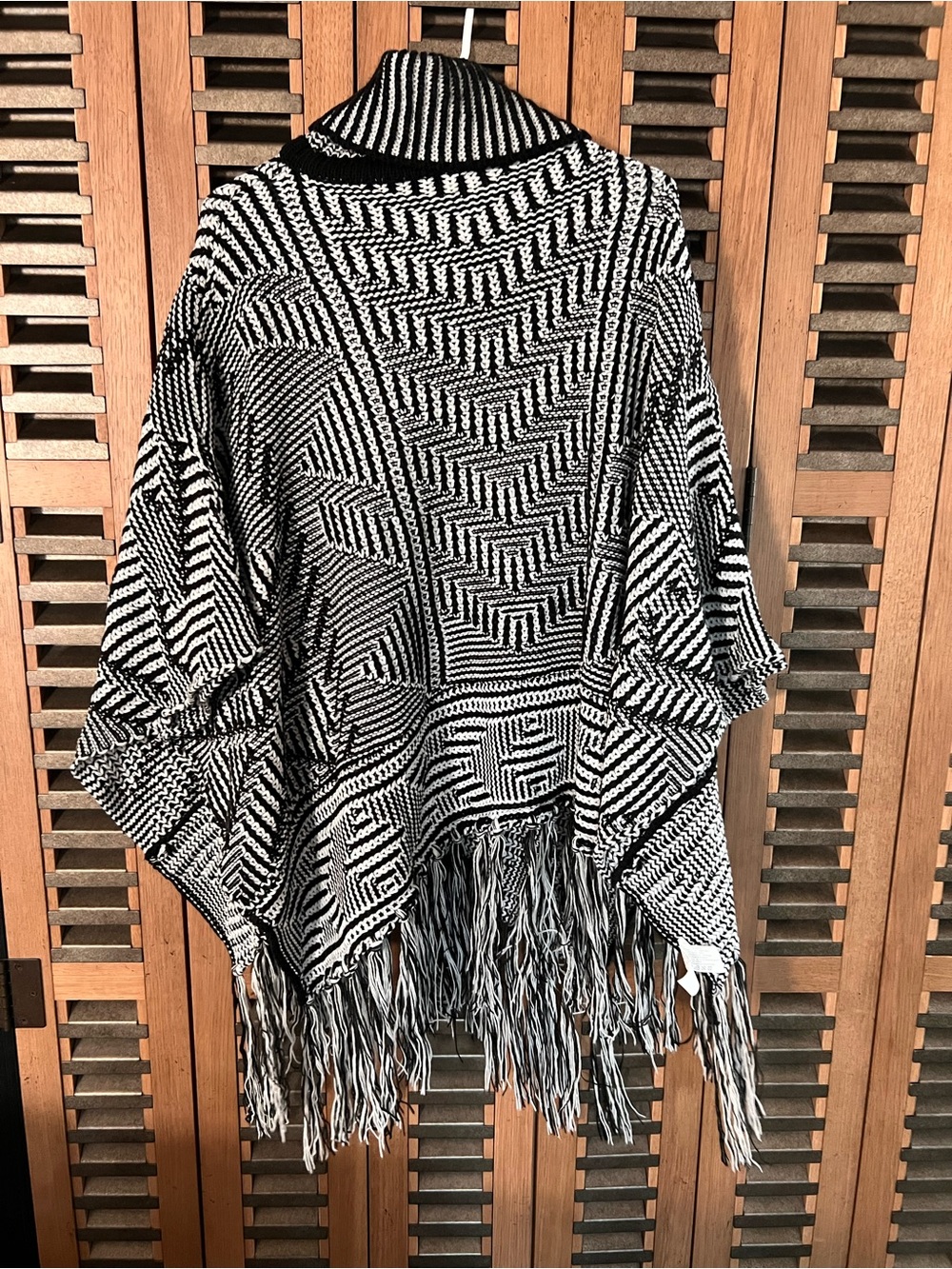 Source Unknown Black & White Geometric Fringed Knit Poncho
